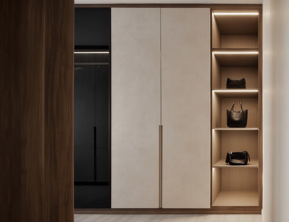 Modern Walk-in Wardrobe with Mirror and Wardrobe
