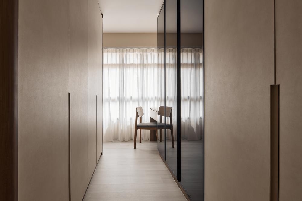 Modern Walk-in Wardrobe with Mirror and Wardrobe