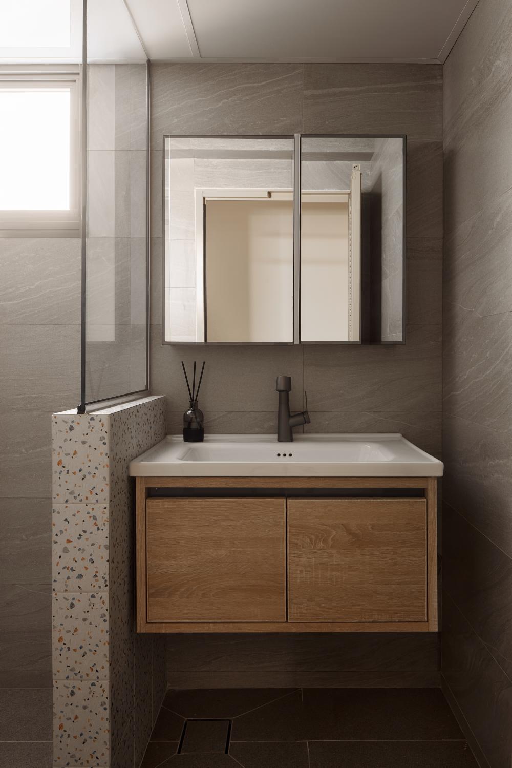 Modern Bathroom with Countertop and Mirror