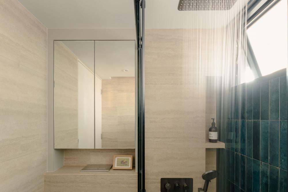 Modern Bathroom with Mirror and Mosaic