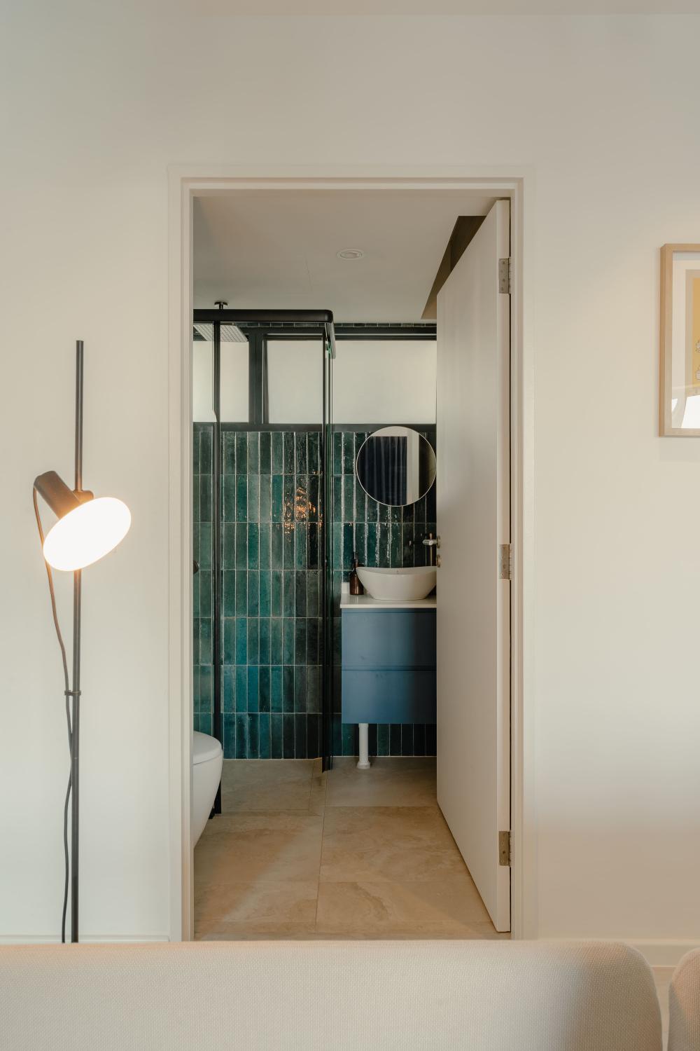 Modern Bathroom with Countertop and Homogeneous Tiles