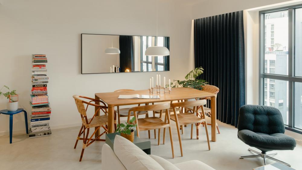 Modern Dining Room with Dining Table and Dining Chairs