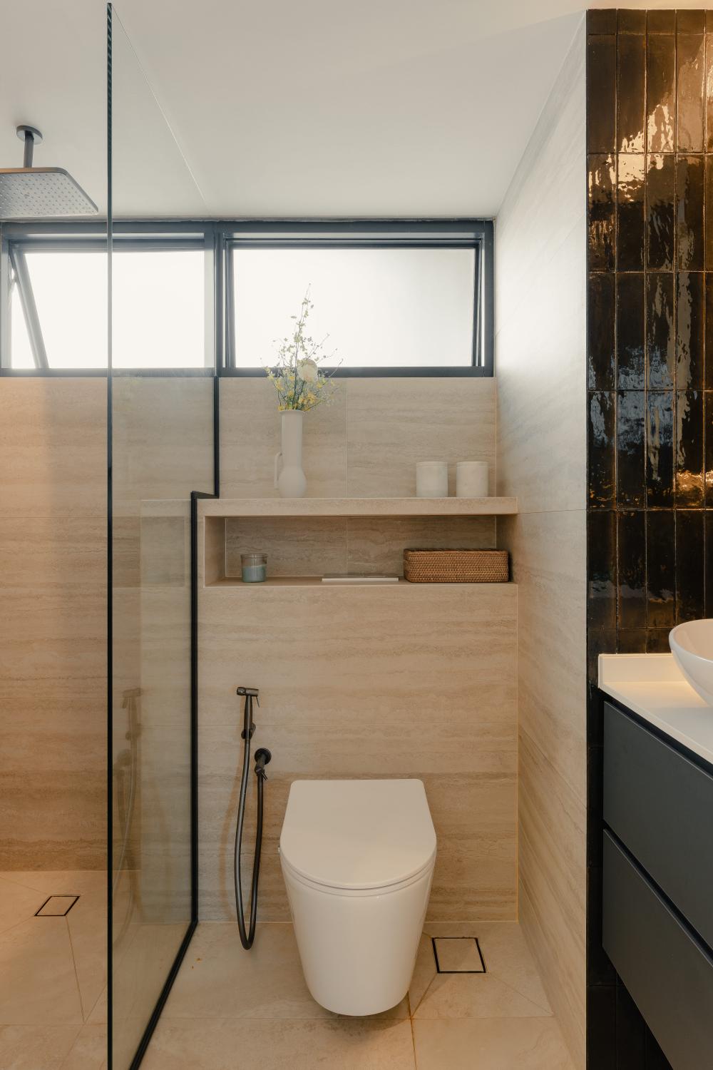 Modern Bathroom with Homogeneous Tiles and Shower Screen