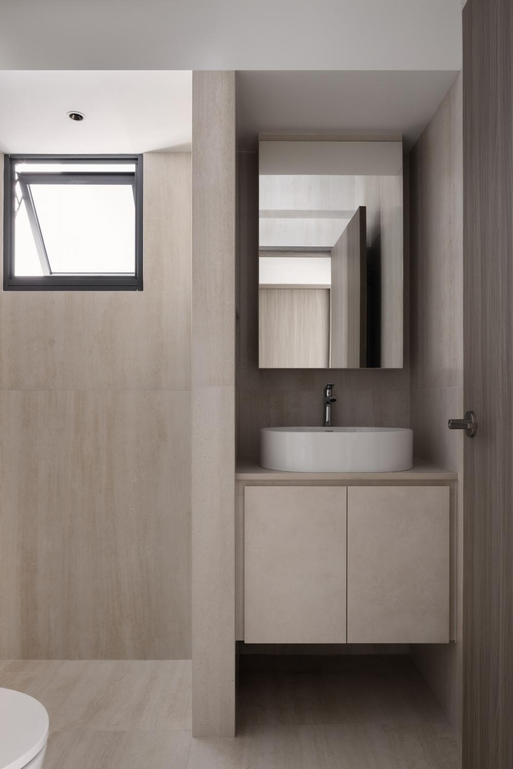 Contemporary Bathroom with Mirror and Bathroom Storage