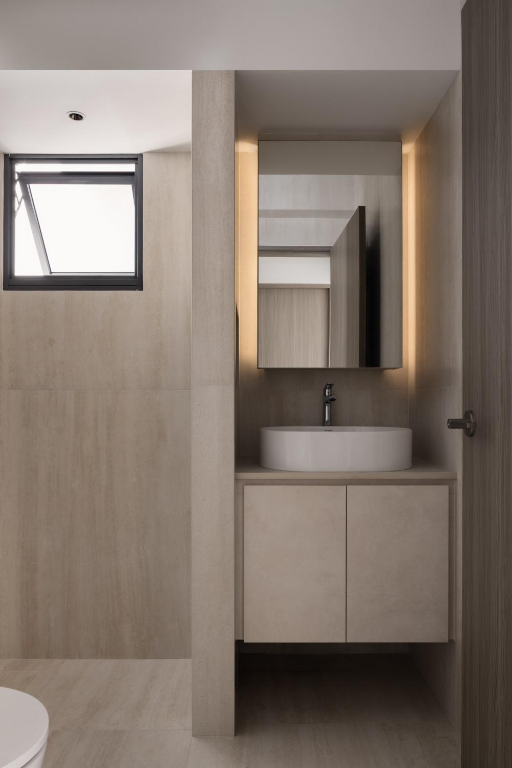Contemporary Bathroom with Mirror and Bathroom Storage