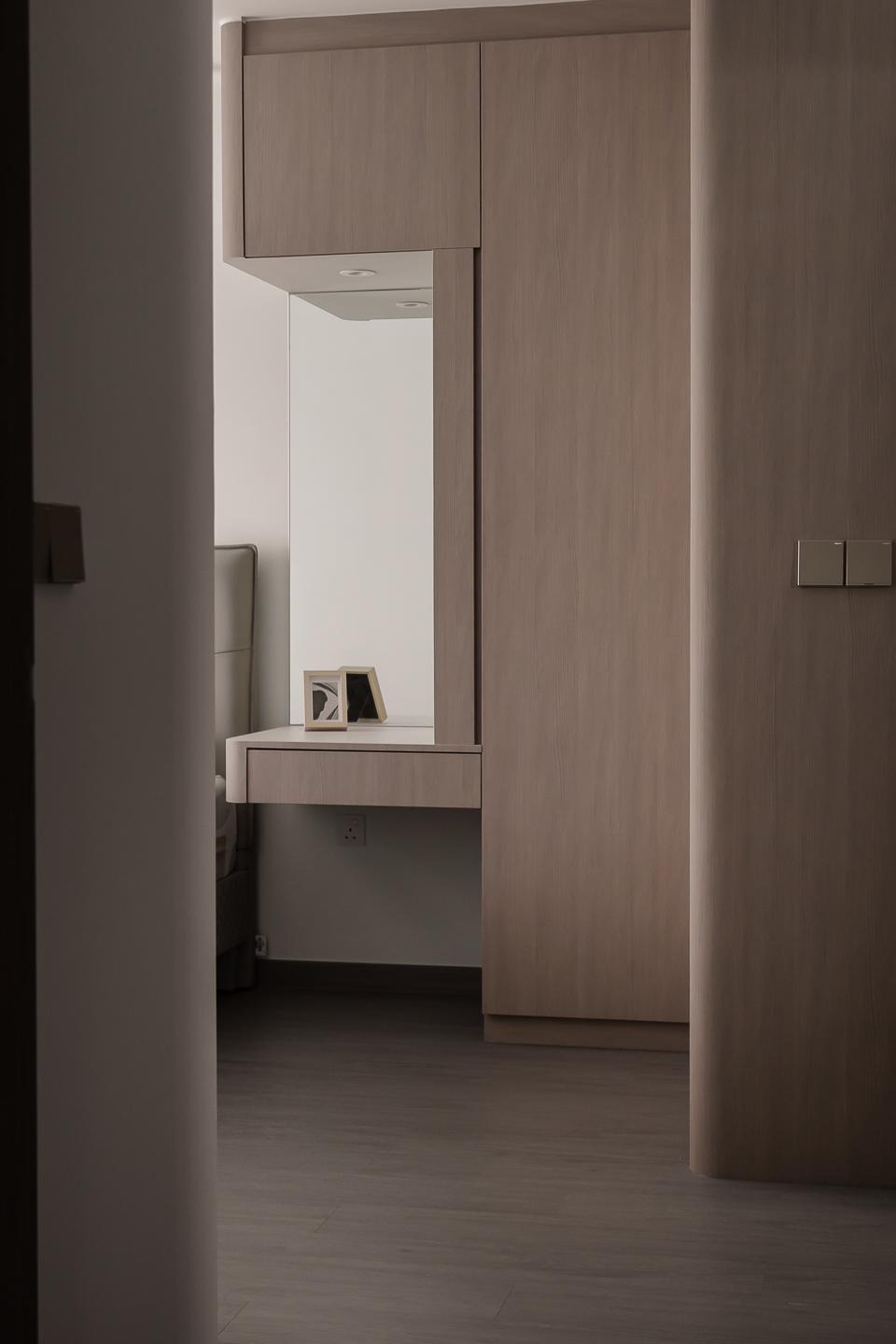 Minimalist Bedroom with Vinyl Flooring and Queen Bed