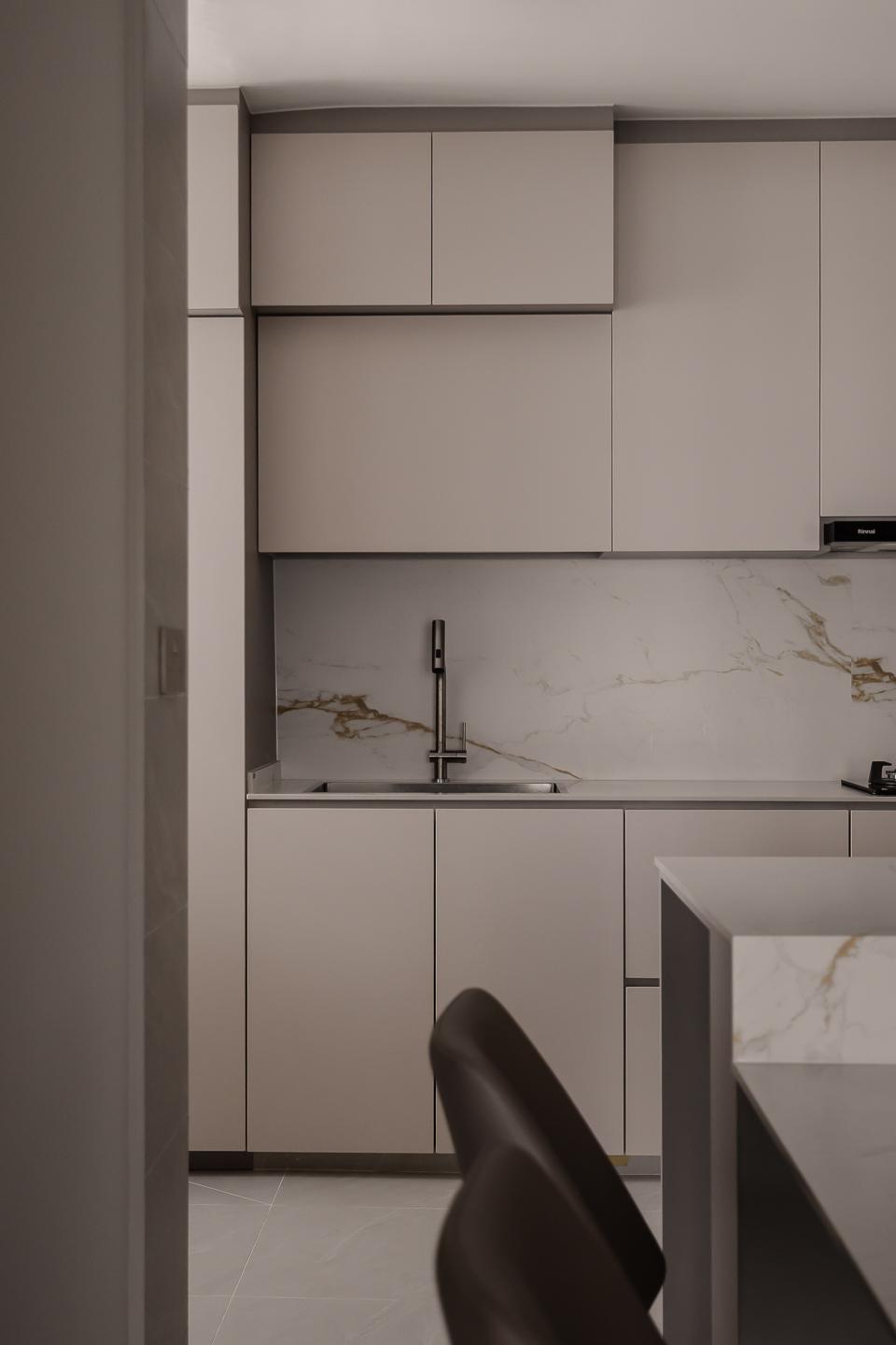 Minimalist Kitchen with Kitchen Island and Kitchen Cabinets