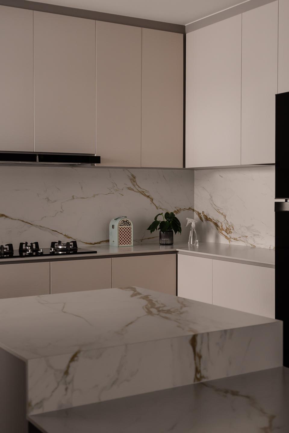 Minimalist Kitchen with Kitchen Island and Kitchen Cabinets