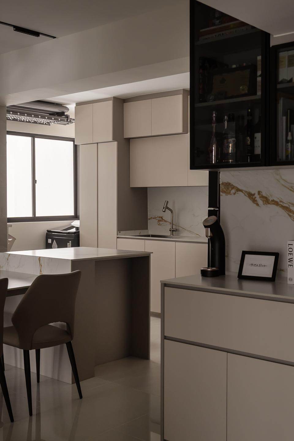 Minimalist Kitchen with Kitchen Island and Kitchen Cabinets