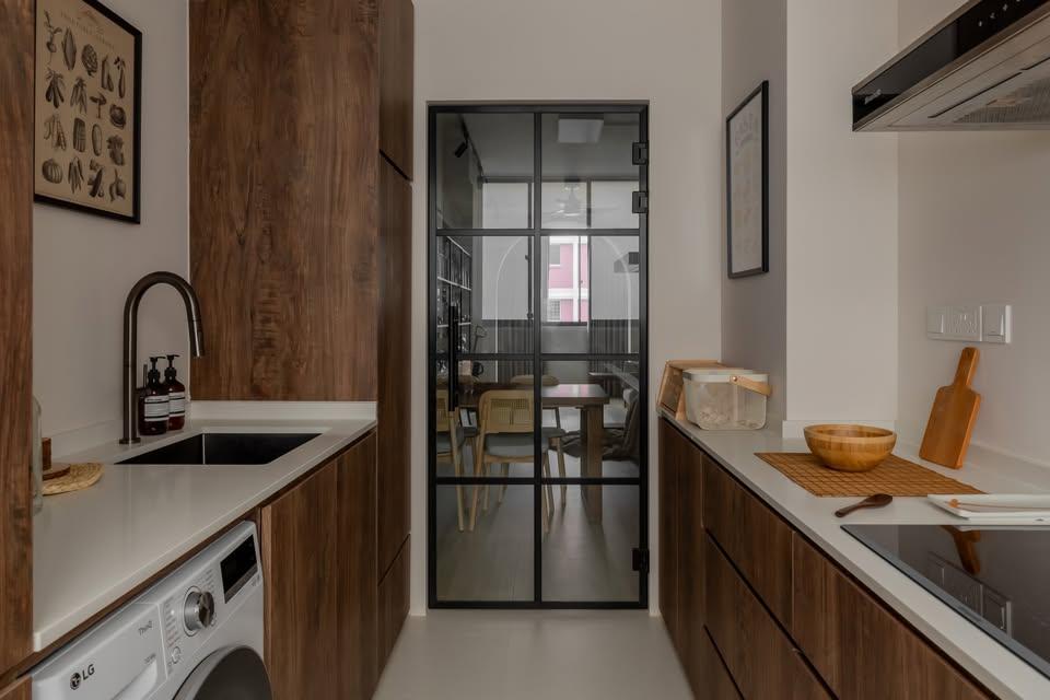 Modern Kitchen with Kitchen Island and Kitchen Tap
