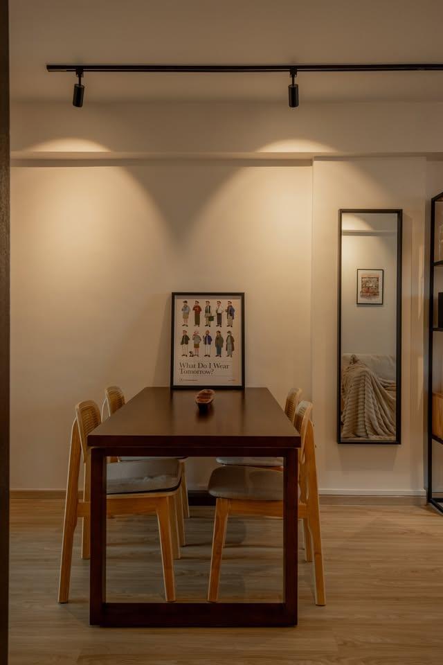 Modern Dining Room with Dining Table and Dining Chairs