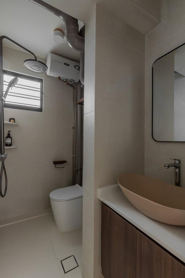 Modern Bathroom with Mirror and Rainshower