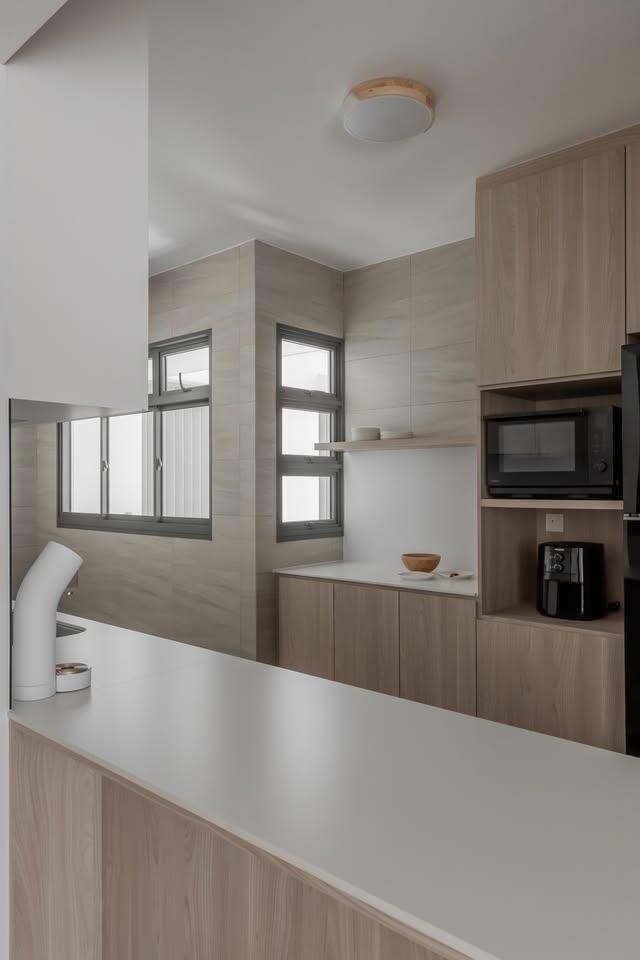 Modern Kitchen with Kitchen Island and Kitchen Accessories