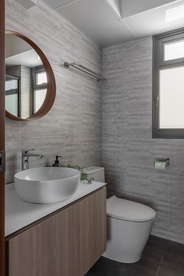 Modern Bathroom with Mirror and Wall Mirror
