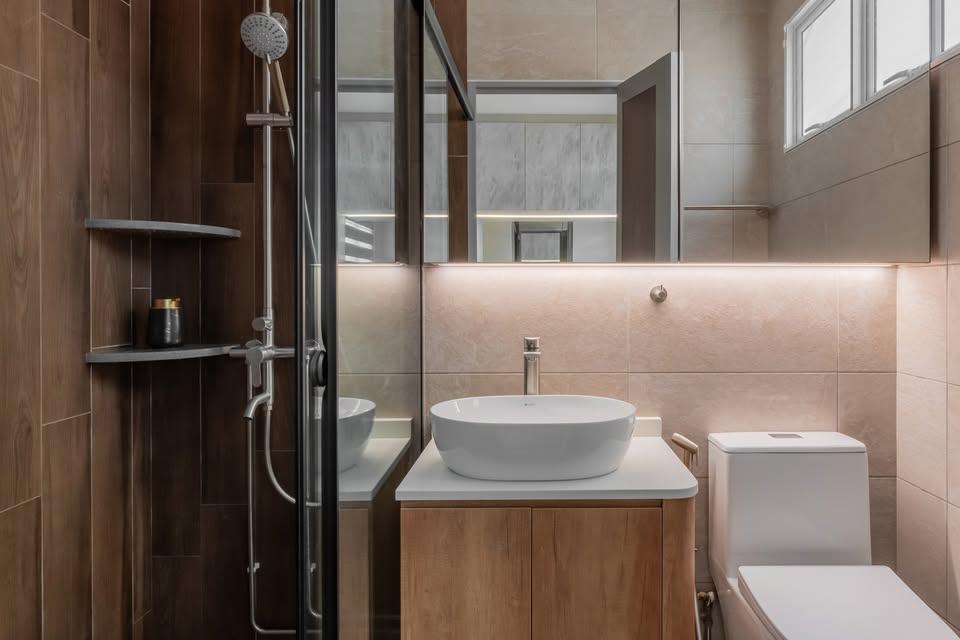 Modern Bathroom with Mirror and Showers