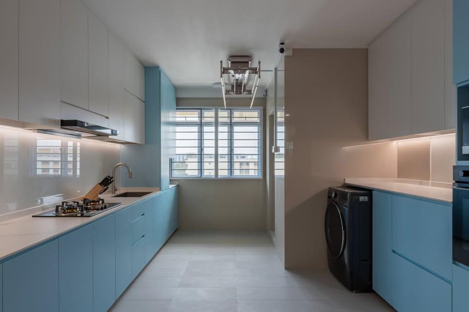 Modern Kitchen with Kitchen Backsplash and Kitchen Accessories
