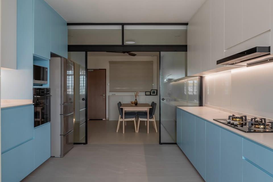 Modern Kitchen with Kitchen Backsplash and Kitchen Accessories