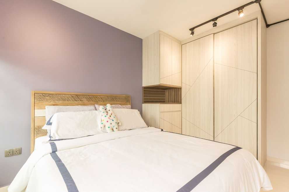 Asian Bedroom with Vinyl Flooring and Homogeneous Tiles
