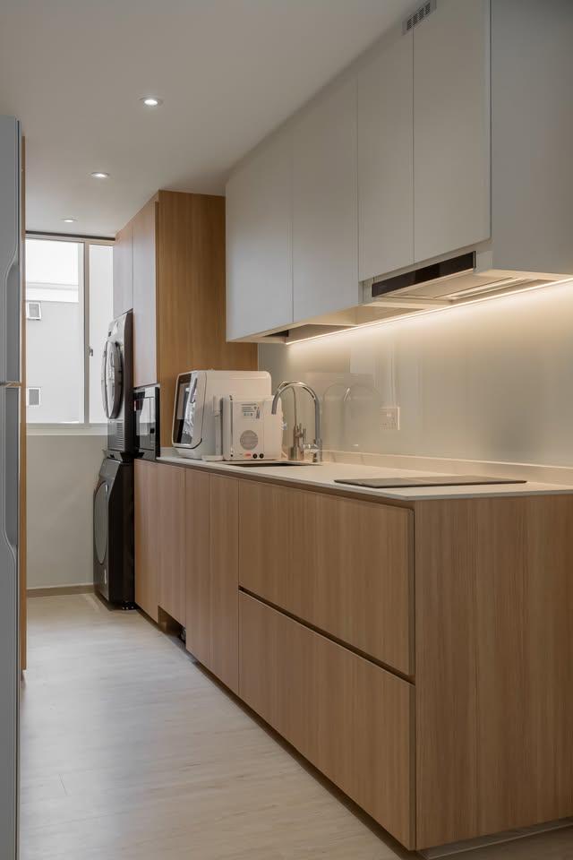 Modern Kitchen with Kitchen Tap and Kitchen Cabinets
