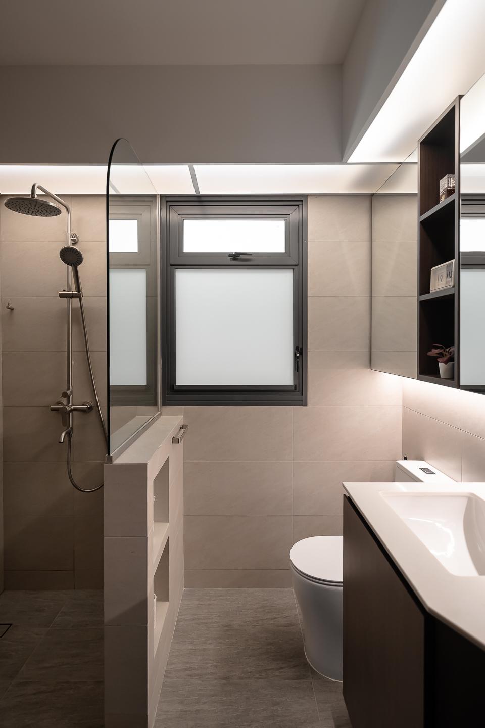 Modern Bathroom with Homogeneous Tiles and Shower Screen