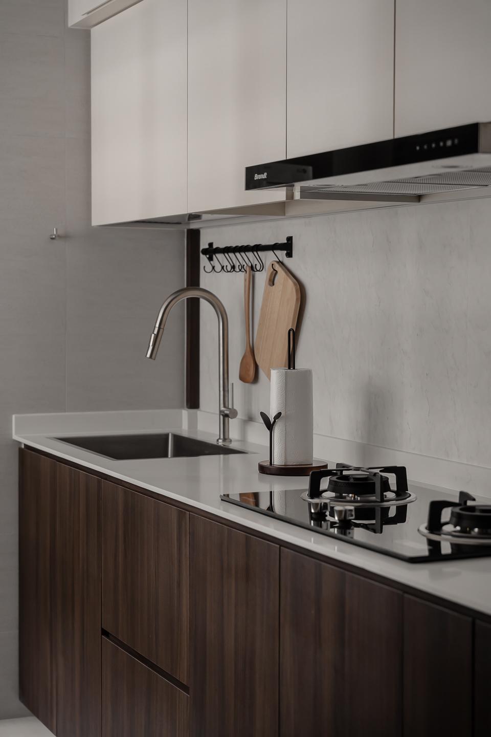 Modern Kitchen with Kitchen Tap and Kitchen Cabinets