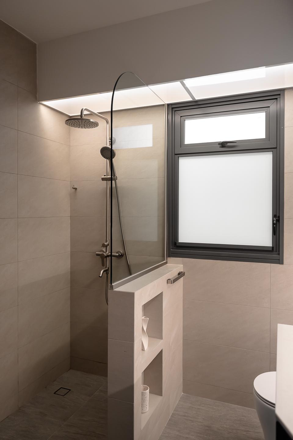Modern Bathroom with Homogeneous Tiles and Bathroom Lighting