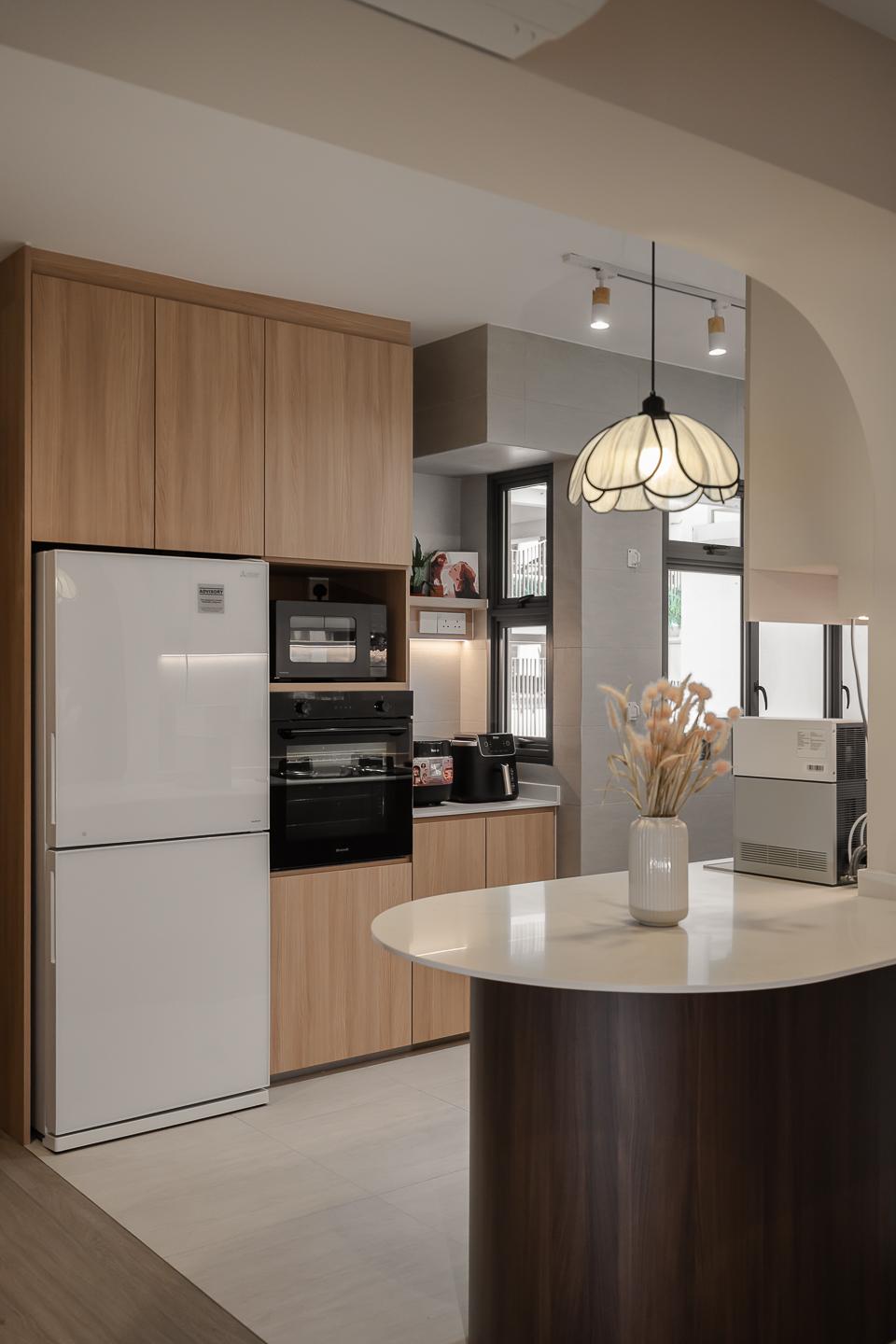 Modern Kitchen with Kitchen Island and Kitchen Cabinets