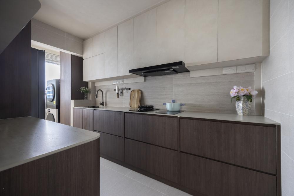 Contemporary Kitchen with Kitchen Island and Kitchen Backsplash