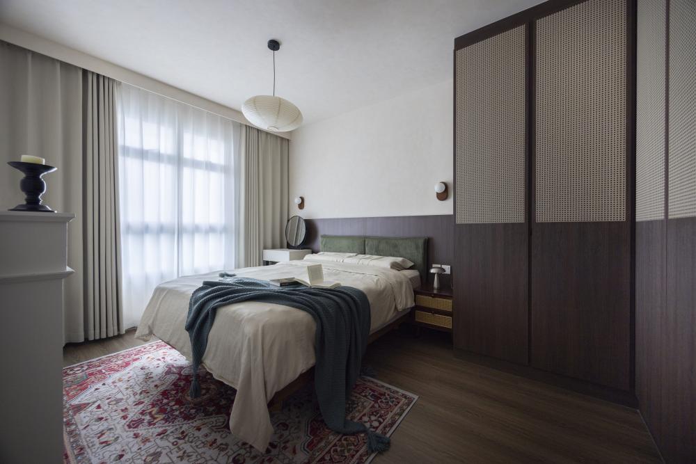 Contemporary Bedroom with Queen Bed and Flooring