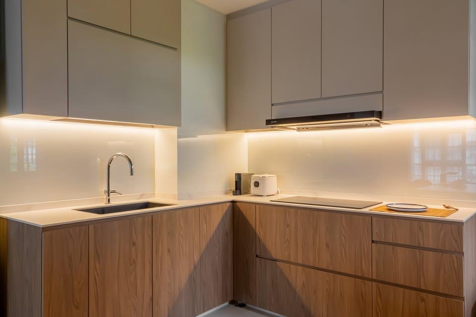 Modern Kitchen with Kitchen Backsplash and Kitchen Tap