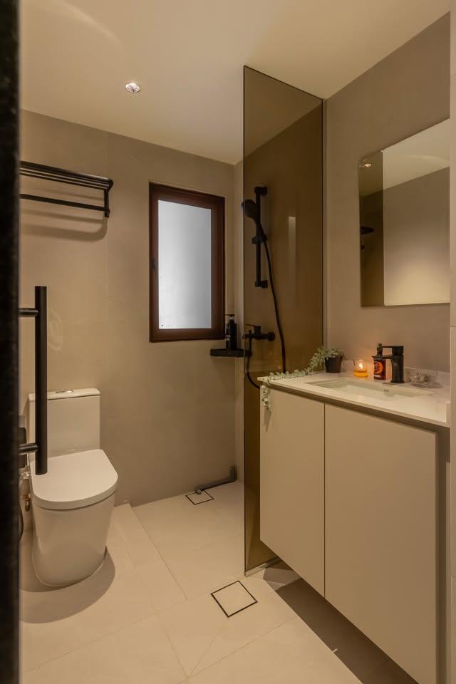 Modern Bathroom with Mirror and Showers