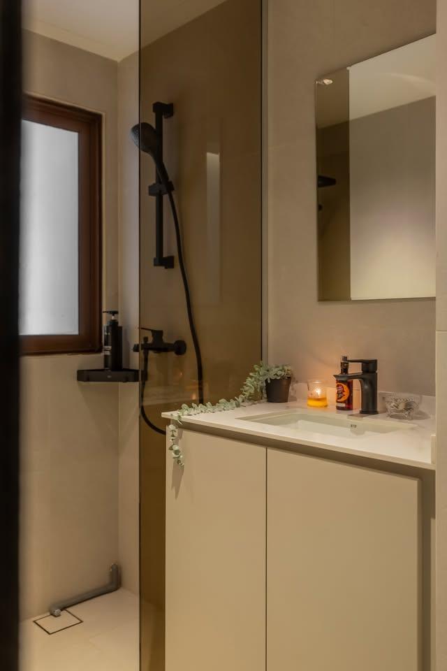Modern Bathroom with Mirror and Showers