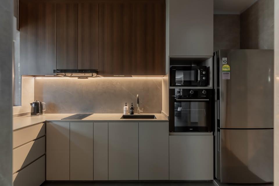 Modern Kitchen with Kitchen Backsplash and Kitchen Tap