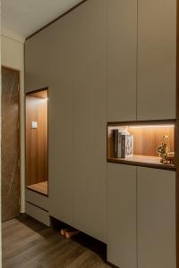 Modern Entryway at 230 Compassvale Walk