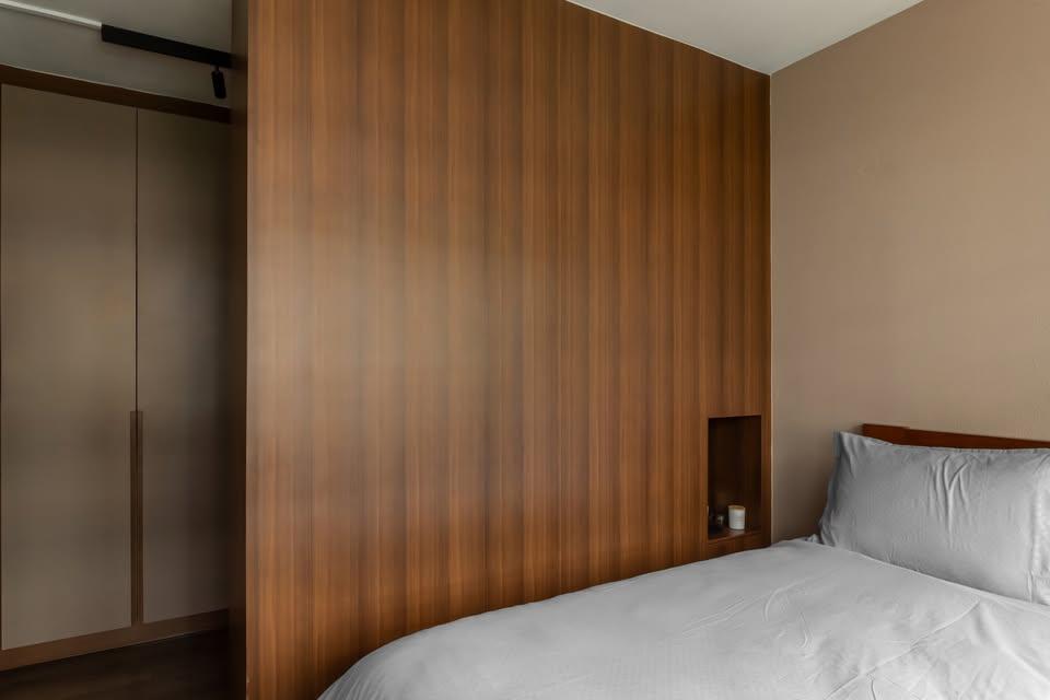 Modern Bedroom with Wardrobe and Queen Bed