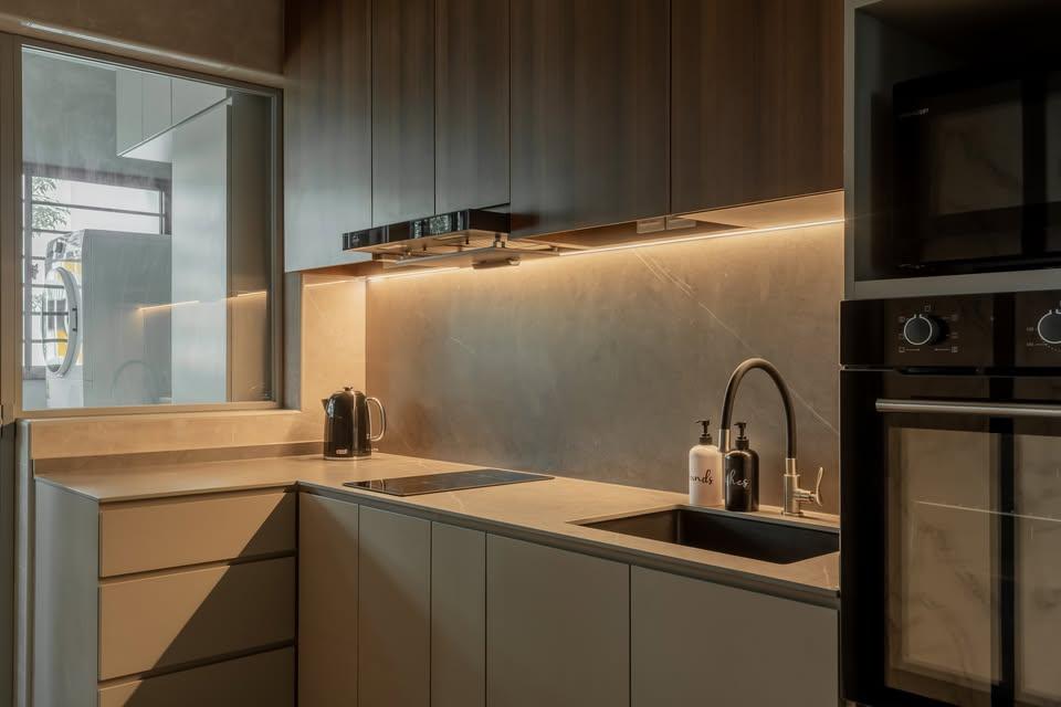 Modern Kitchen with Kitchen Tap and Kitchen Cabinets
