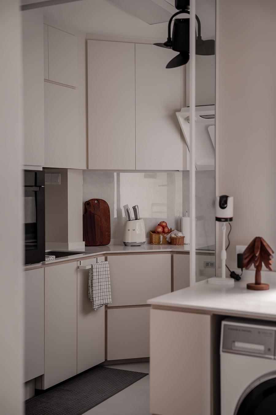 Scandinavian Kitchen with Kitchen Cabinets and Oven