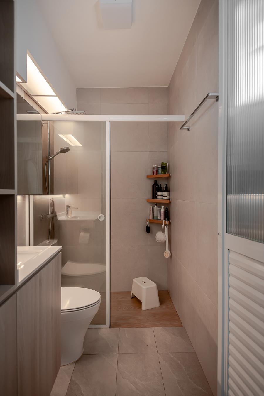Scandinavian Bathroom with Homogeneous Tiles and Bathroom Lighting