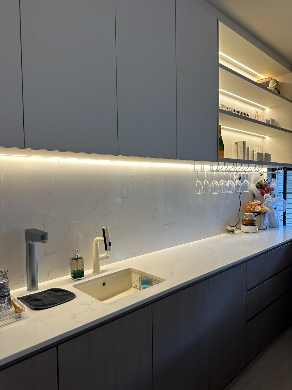 Modern Kitchen with Countertop and Kitchen Island