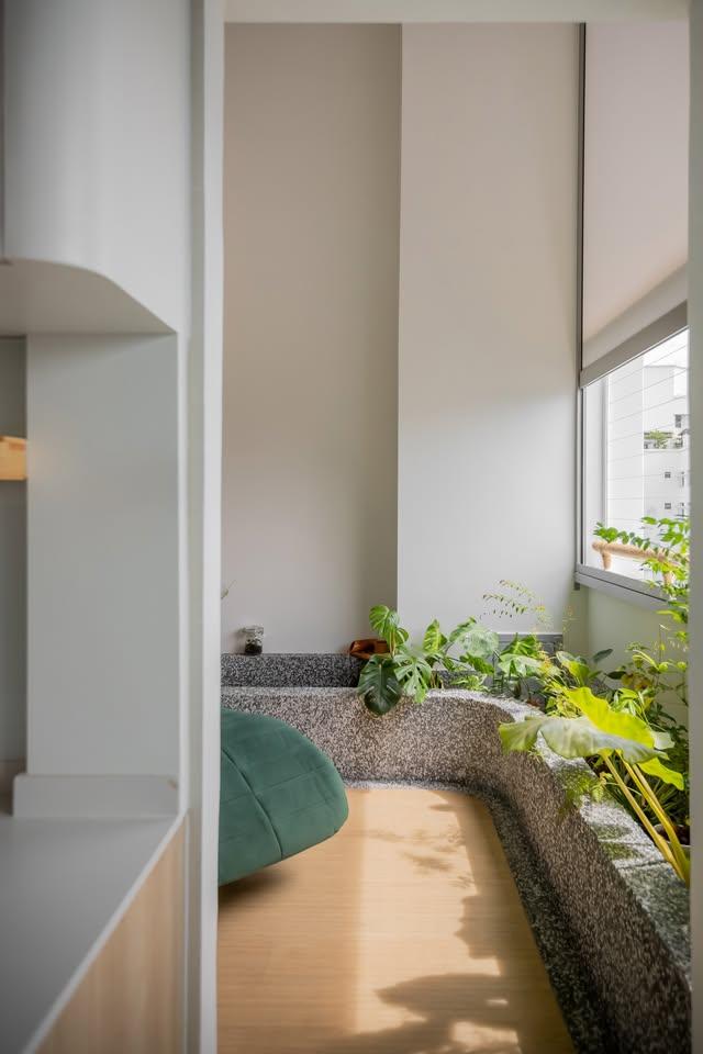 Scandinavian Patio with Window Seat and Planters