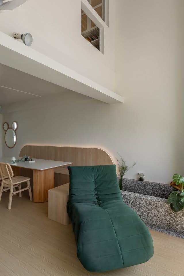Scandinavian Dining Room with Dining Table and Dining Chairs