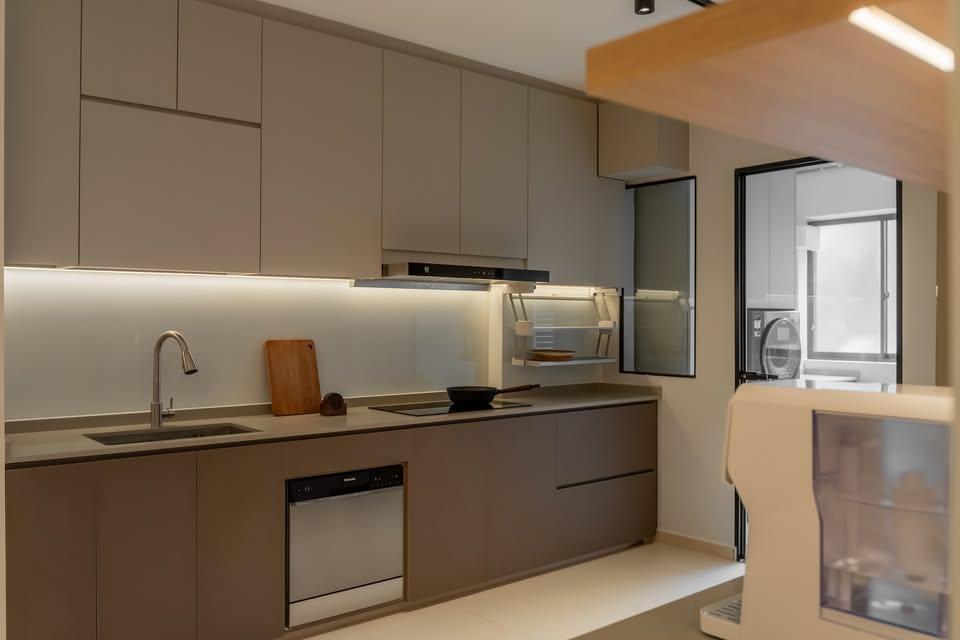 Modern Kitchen with Kitchen Backsplash and Oven