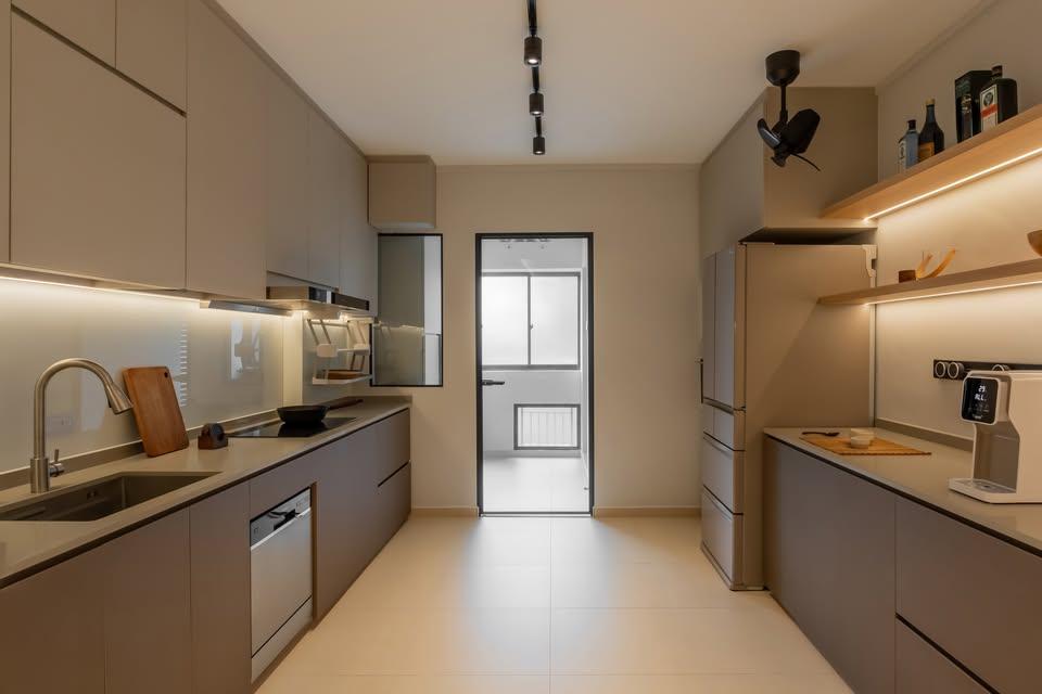 Modern Kitchen with Kitchen Backsplash and Kitchen Tap
