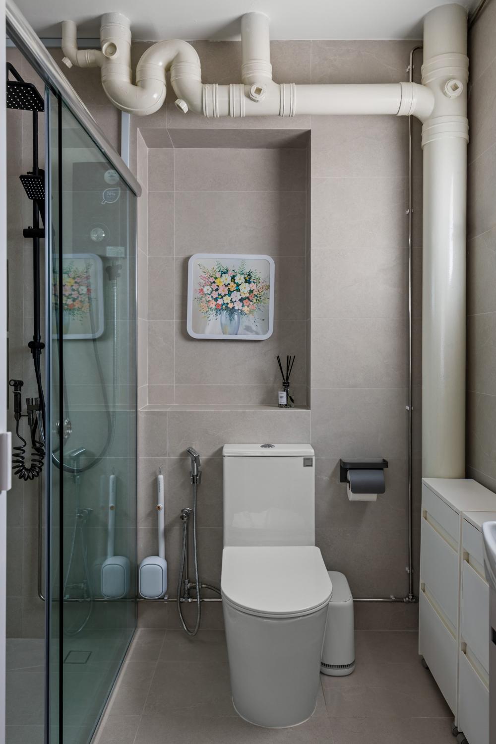 Scandinavian Bathroom with Homogeneous Tiles and Shower Screen