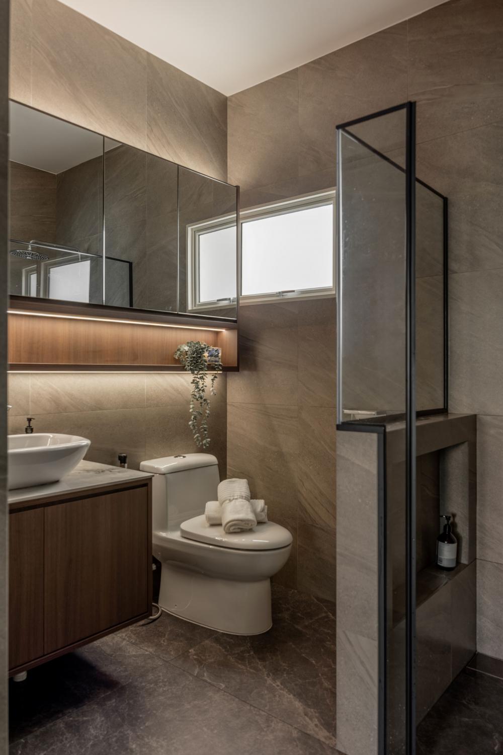 Contemporary Bathroom with Mirror and Bathroom Storage