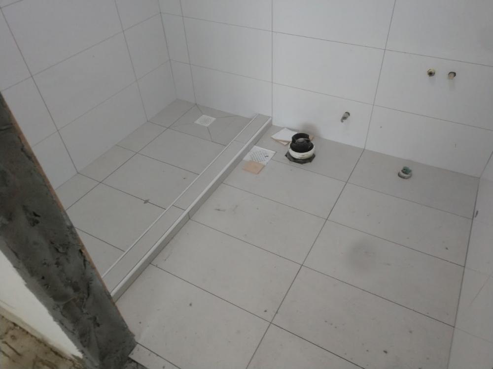 Asian Bathroom with Vinyl Flooring and Homogeneous Tiles