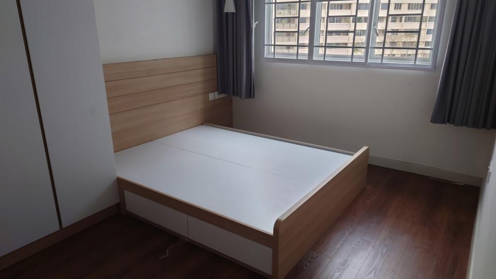 Asian Bedroom with Vinyl Flooring and Homogeneous Tiles