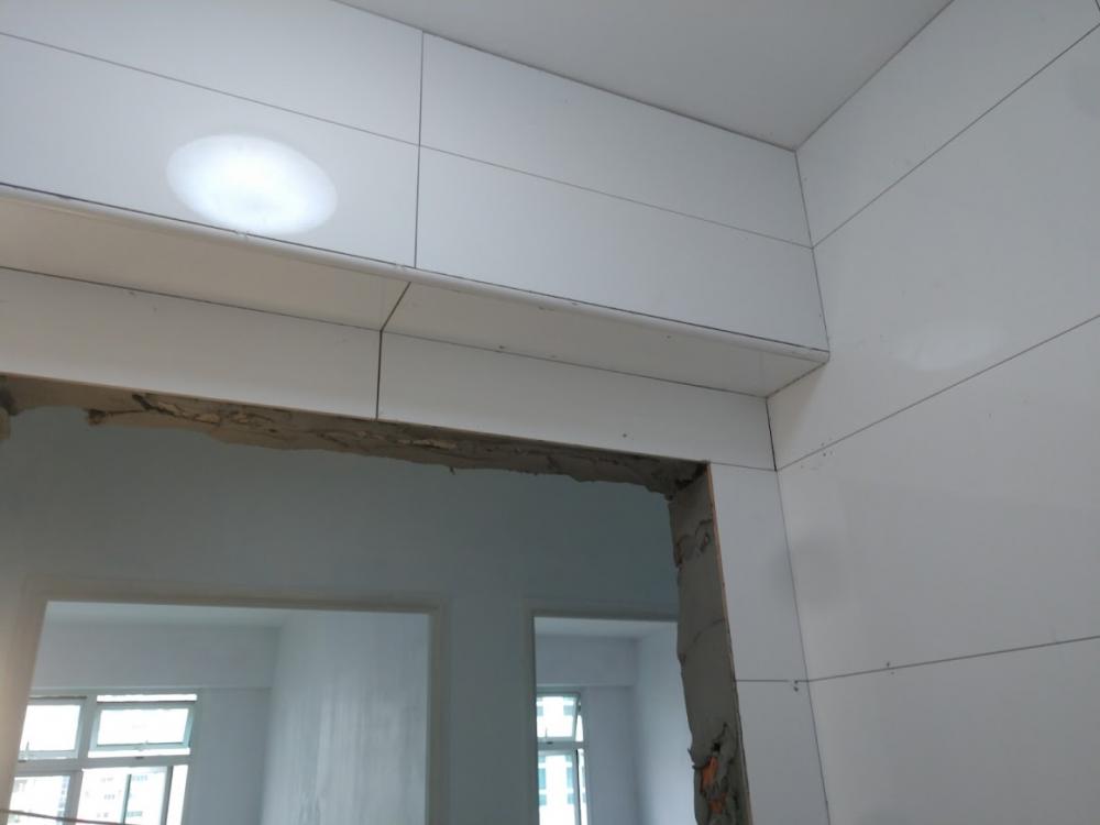 Asian Bathroom with Homogeneous Tiles and Herringbone Tiling