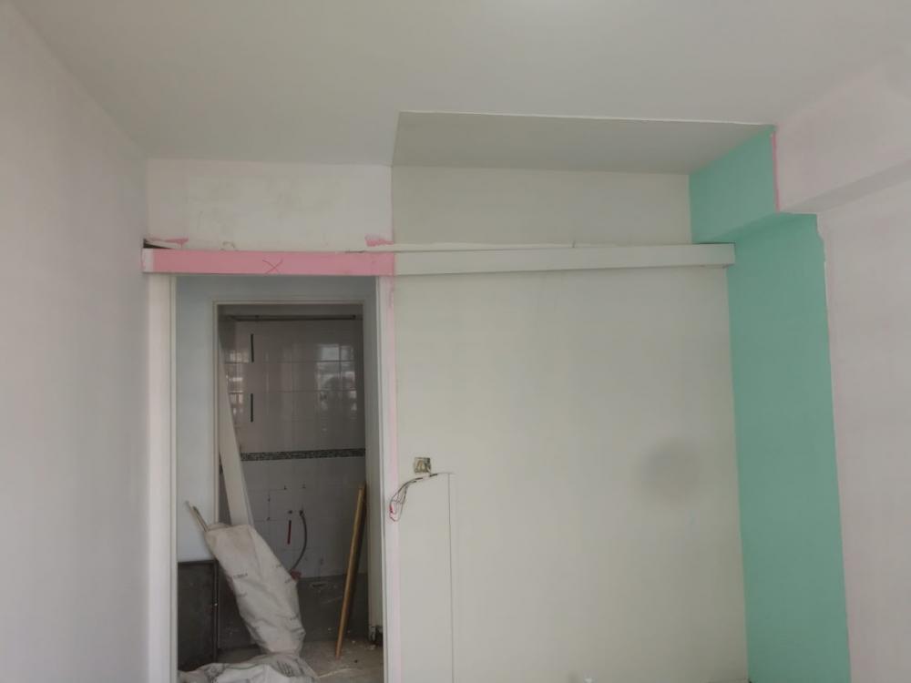Asian Bedroom with Vinyl Flooring and Homogeneous Tiles
