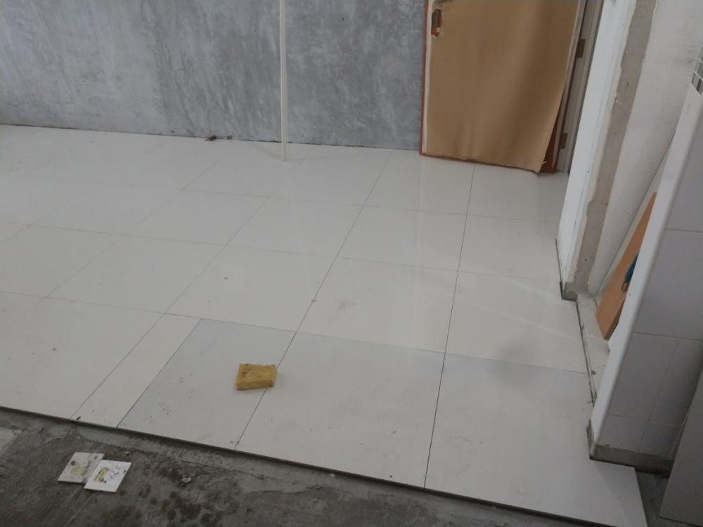 Asian Bedroom with Vinyl Flooring and Homogeneous Tiles